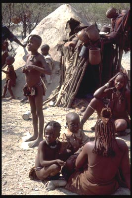 Himba Familie vor ihrer Behausung - Namibia