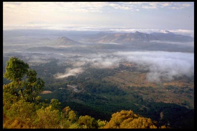 Wolkenverhangene Ebene am Zomba Plateau - Malawi