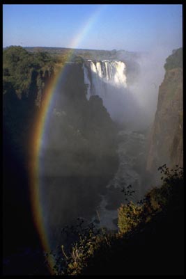 Regenbogen in der Schlucht der Victoria Falls - Zimbabwe
