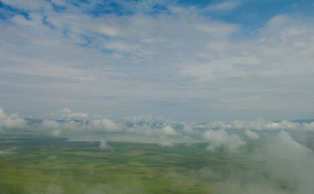 wolkenverhangener Ngorongoro Krater in Tansania