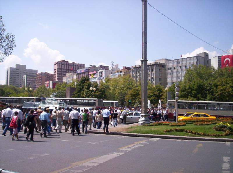 Menschenmenge - Kizilay Platz in Ankara - Türkei