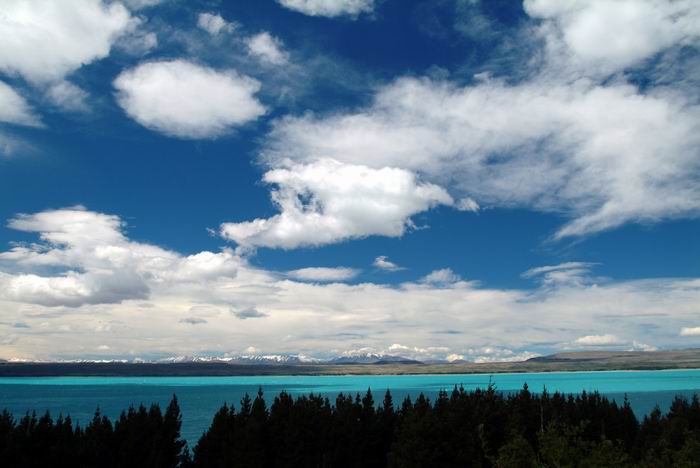 Lake Pukaki mit Berge in der Ferne - Neuseeland