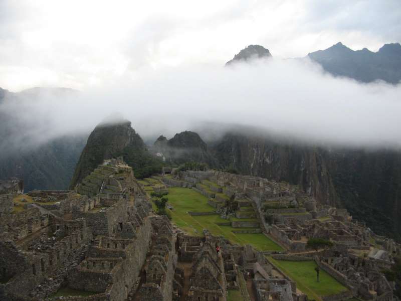 Machu Picchu mit einem verhangenen Huayna Picchu - Peru